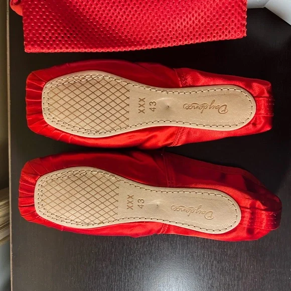 Red Ballet Pointe Shoes with Toe Pads with Dust Bag NIB - Picture 6 of 11